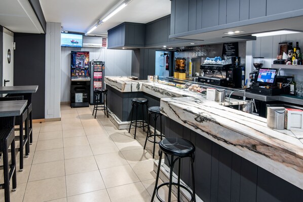 Bar (on property) - Hotel San Glorio (Santander)