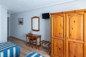 Chambre avec lits jumeaux, 2 lits une place | Bureau, fer et planche à repasser, lits pliants/supplémentaires