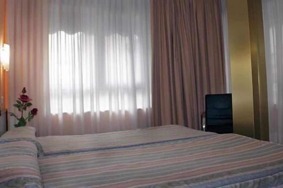 1 bedroom, hypo-allergenic bedding, in-room safe, desk