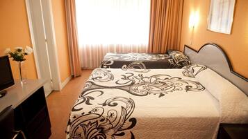 Hypo-allergenic bedding, in-room safe, desk, blackout curtains