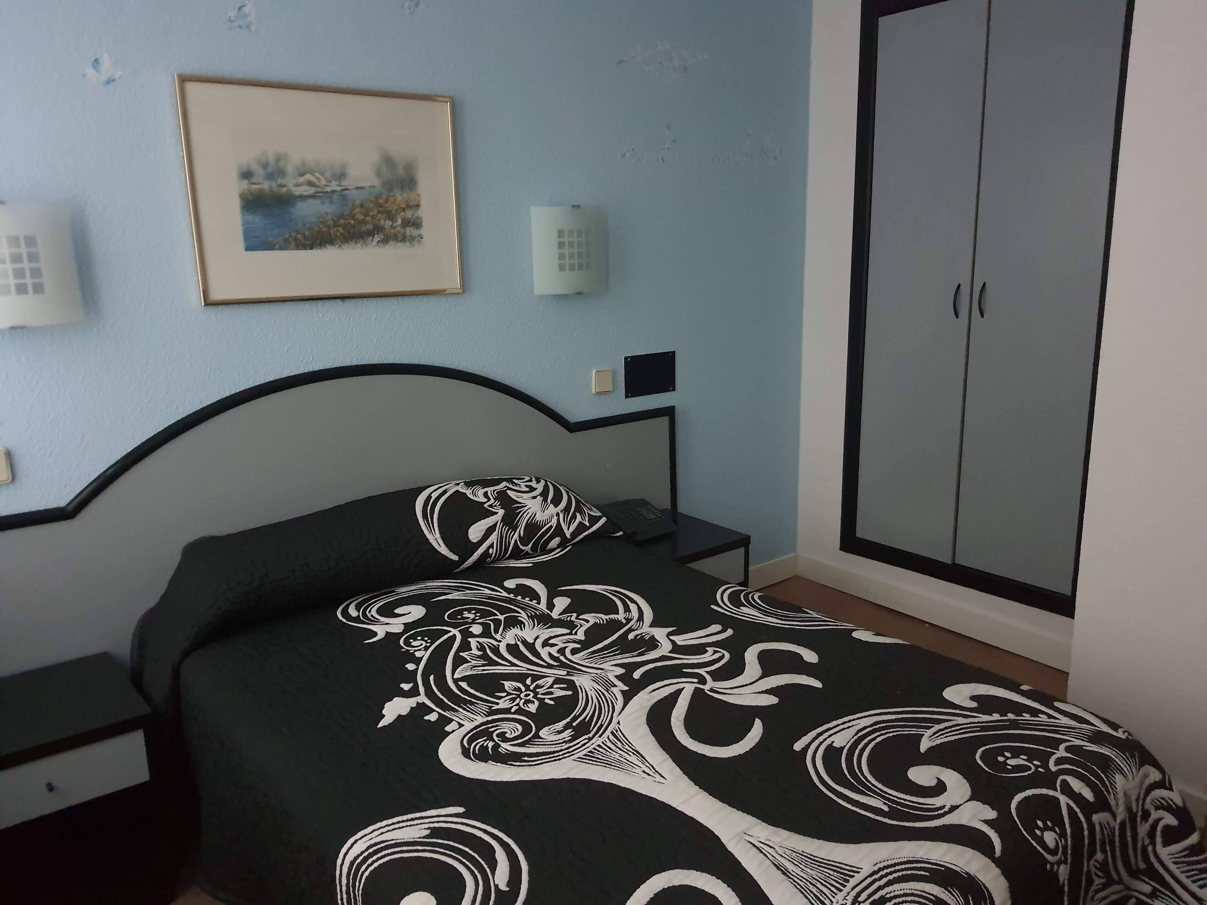 Habitación económica con 2 camas individuales | Ropa de cama hipoalergénica y caja de seguridad en la habitación 