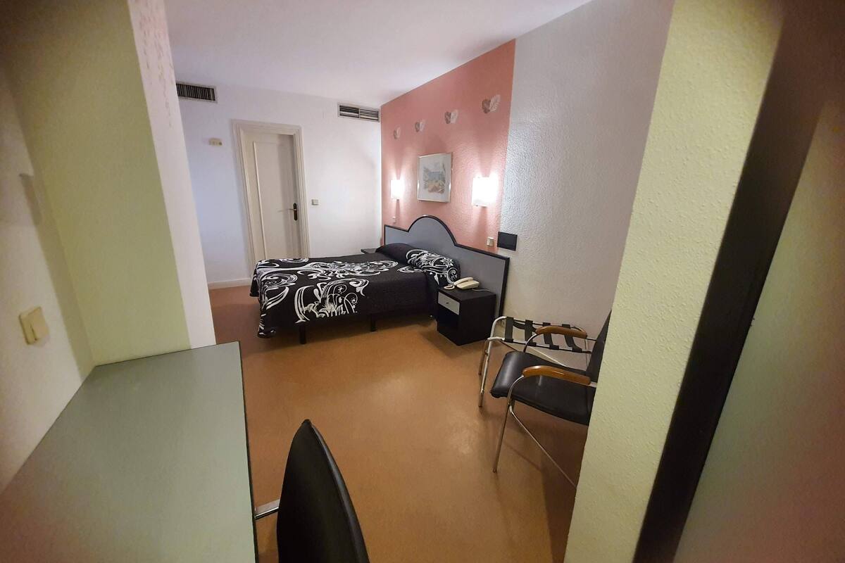 economy twin room | 1 bedroom, hypo-allergenic bedding, in-room safe, desk