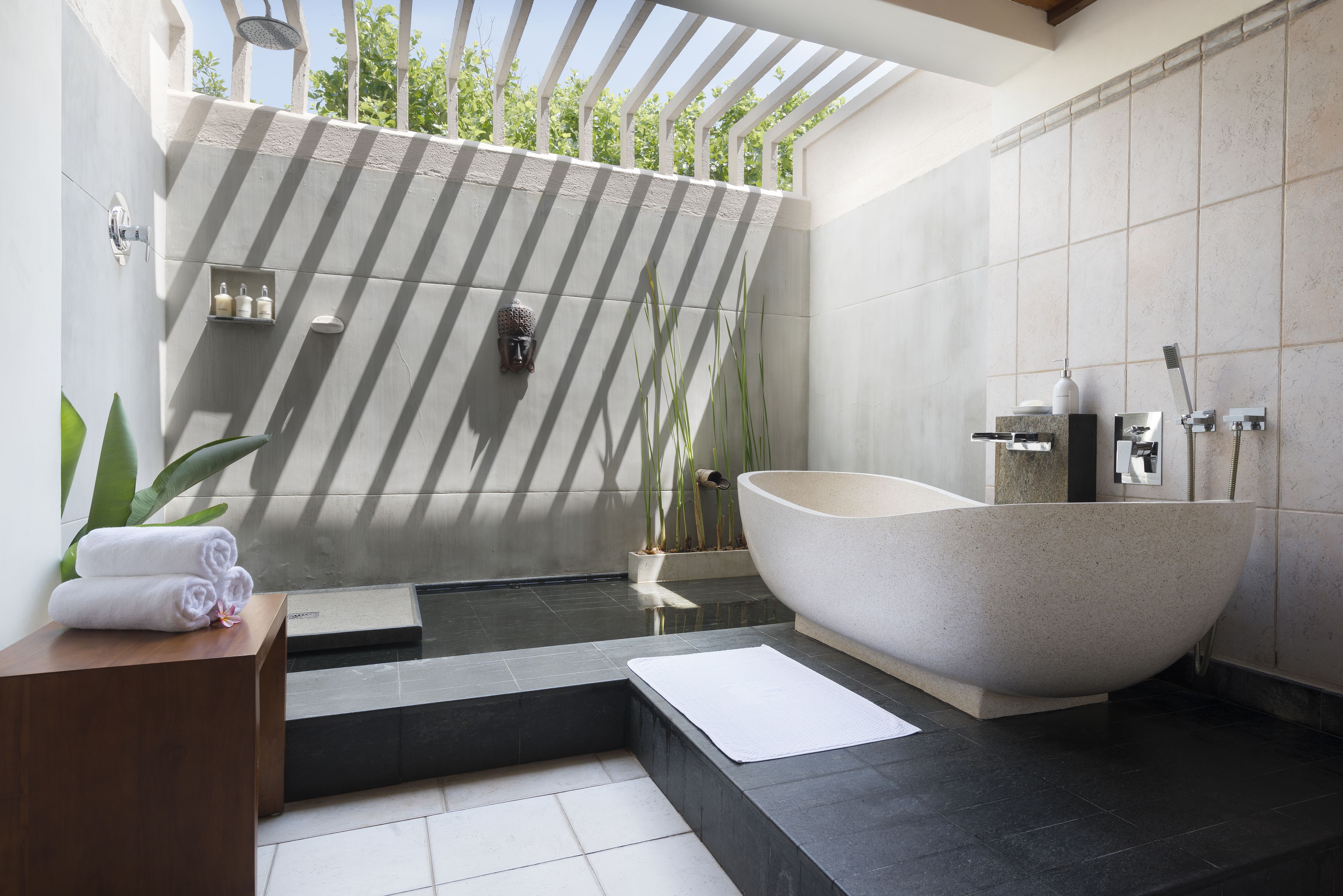 Erillinen kylpyamme ja suihku, sadesuihkupää, ilmaiset hygieniatuotteet