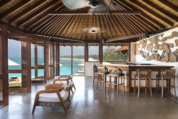 Bar en bord de piscine