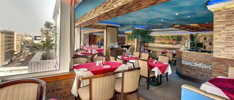 2 restauranter, lunsj serveres