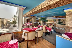 2 restaurantes; se sirven almuerzos 