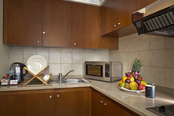 Fridge, coffee/tea maker, electric kettle, reusable coffee/tea filters