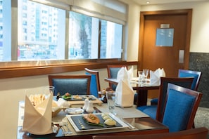 Ze serveren er ontbijt, lunch en diner 