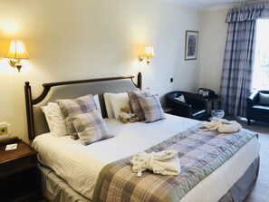 Premium bedding, individually decorated, individually furnished - Dryburgh Abbey Hotel (Melrose)