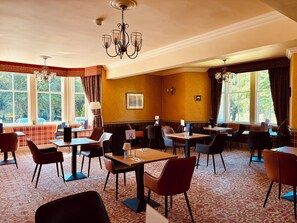 Frokost og middag serveres, utsikt mot hagen 