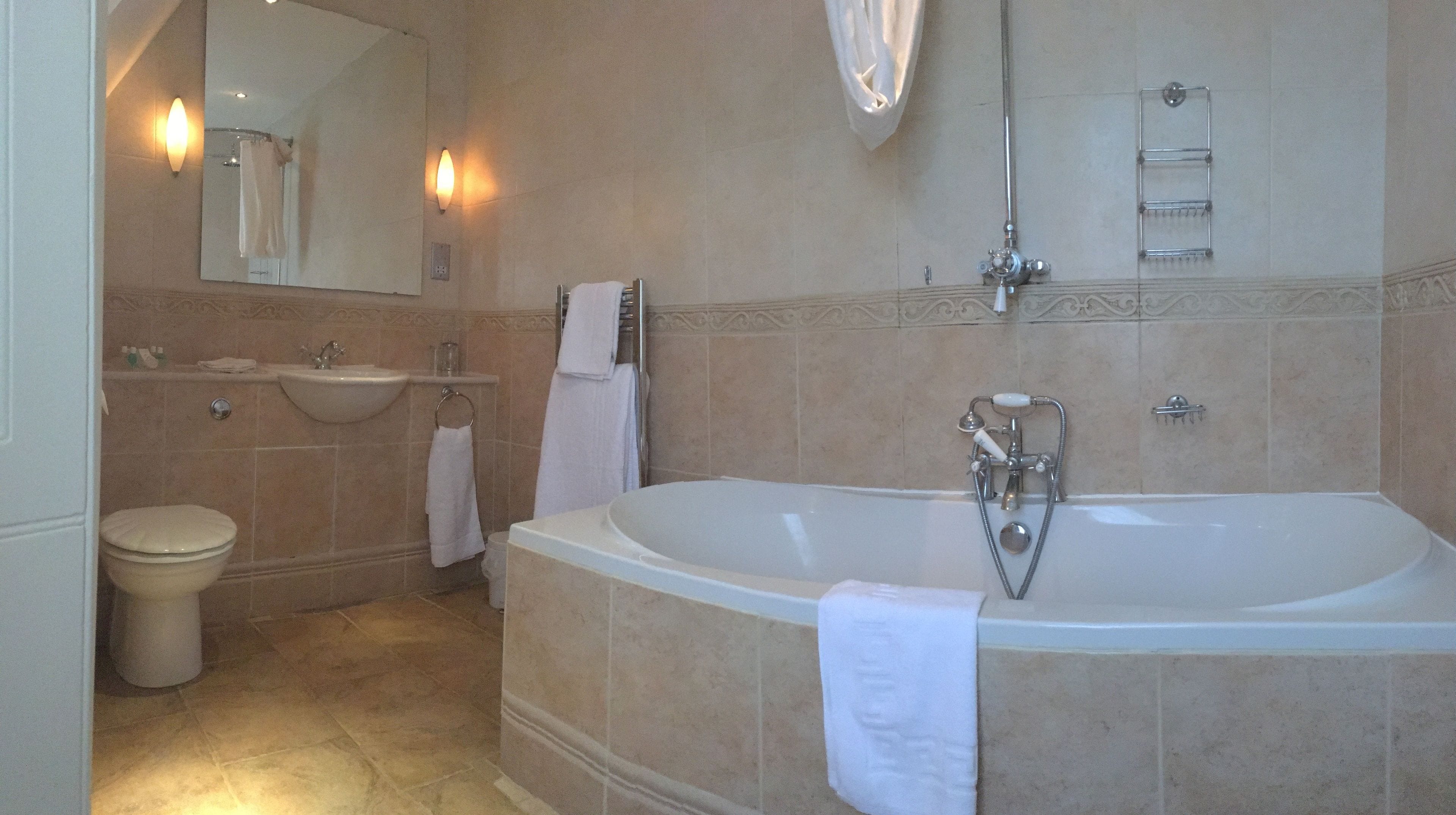 Deluxe Double Room, 1 Double Bed, River View | Bathroom
