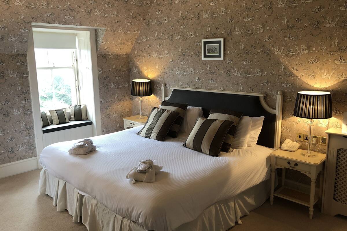 suite, 1 king bed | premium bedding, individually decorated, individually furnished