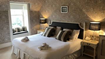 Suite, 1 King Bed | Premium bedding, iron/ironing board (on request), free WiFi