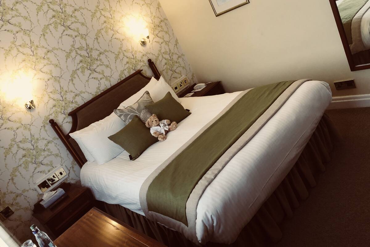 Premium bedding, iron/ironing board (on request), WiFi (free)