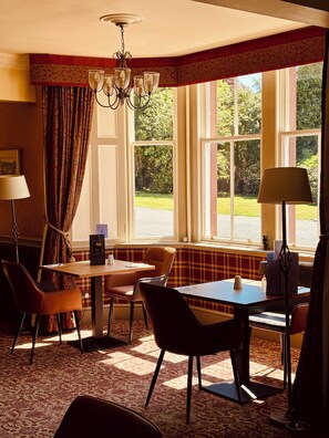 Breakfast and dinner served, garden views  - Dryburgh Abbey Hotel (Melrose)