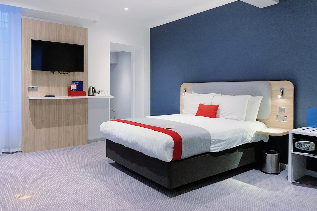 In-room safe, desk, iron/ironing board, free WiFi