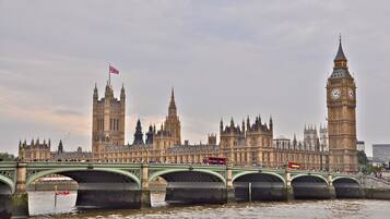 En bro med utsikt över parlamentet och Big Ben.