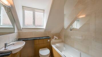 Un bagno moderno con lavandino, wc e vasca da bagno.