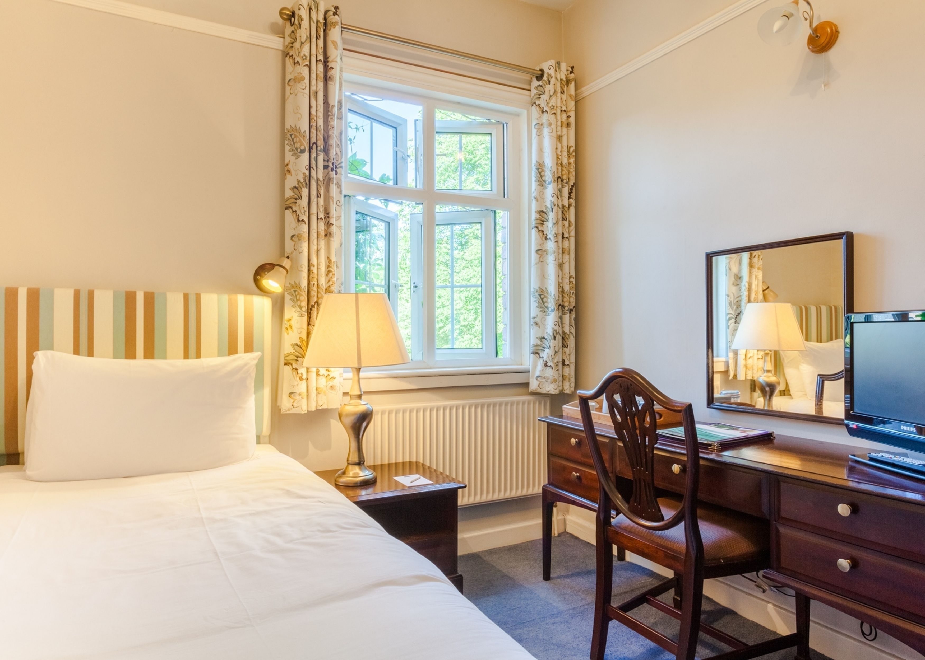 single room | desk, iron/ironing board, cots/infant beds, rollaway beds