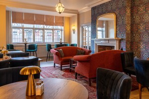 A room with a fireplace, a large mirror, and a patterned wall. - Colwall Park Hotel (Malvern)