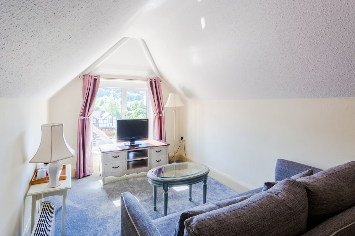 suite | desk, iron/ironing board, cots/infant beds, rollaway beds