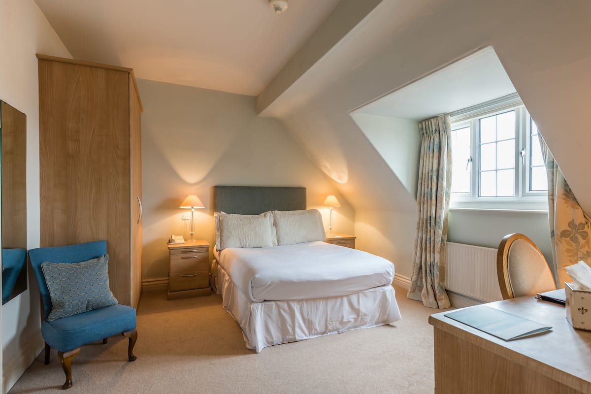 desk, iron/ironing board, cots/infant beds, rollaway beds