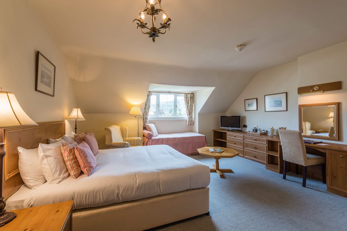 desk, iron/ironing board, cots/infant beds, rollaway beds