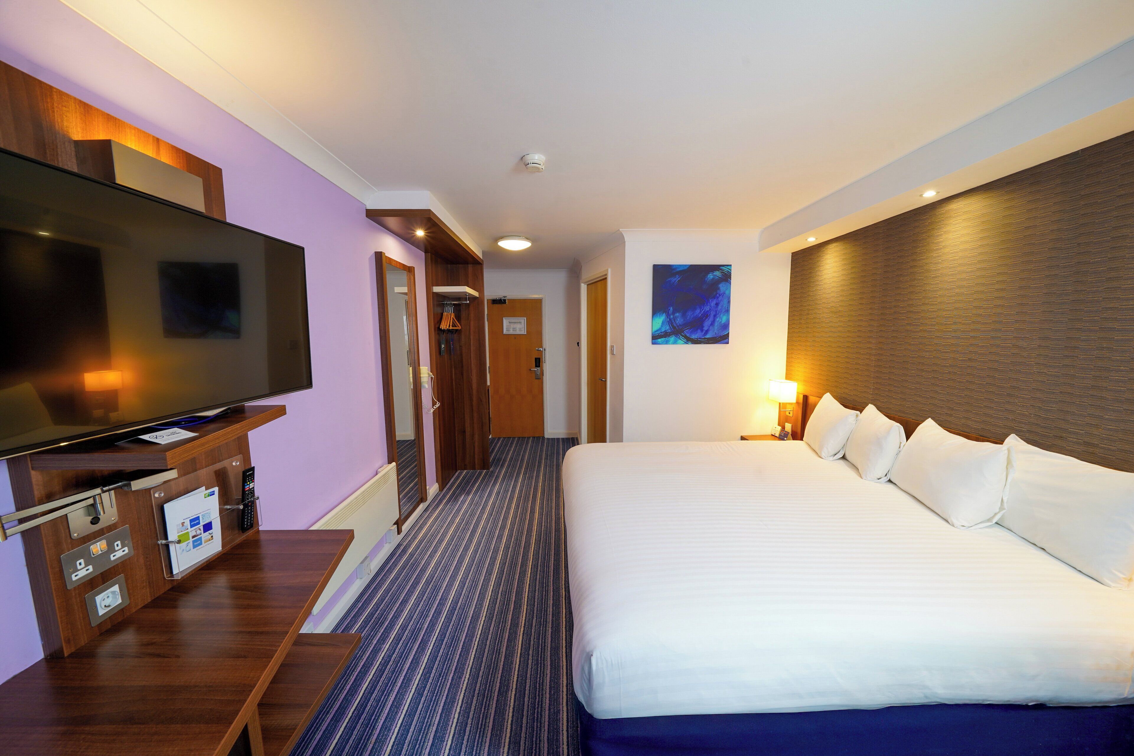 Standard Room, 1 King Bed (Free Hot Breakfast) | Desk, laptop workspace, iron/ironing board, free cots/infant beds