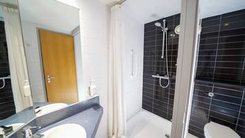 Dusche, Haartrockner, Handtücher