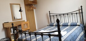 Dreibettzimmer | Individuell eingerichtet, Zustellbetten, WLAN