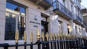 Fasaden på The Blar Victoria Hotel, med en skylt som visar att det finns 78 lediga rum.