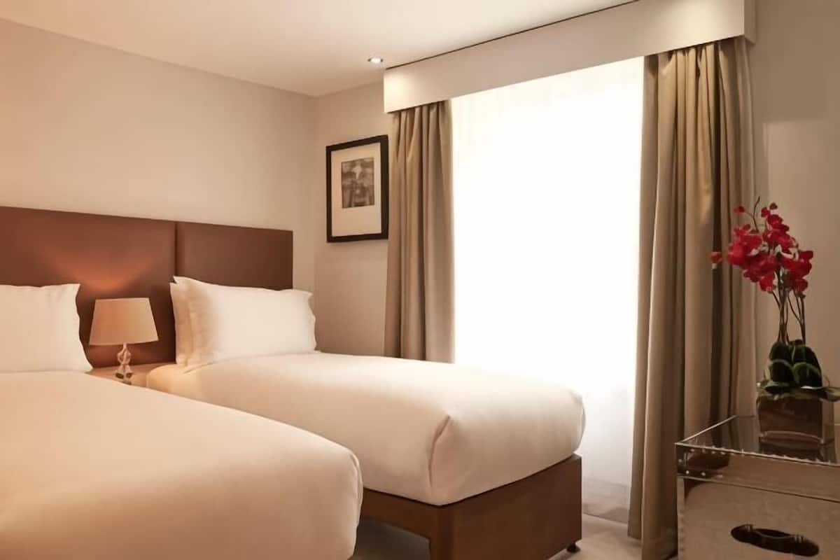 Minibar, coffres-forts dans les chambres, fer et planche à repasser