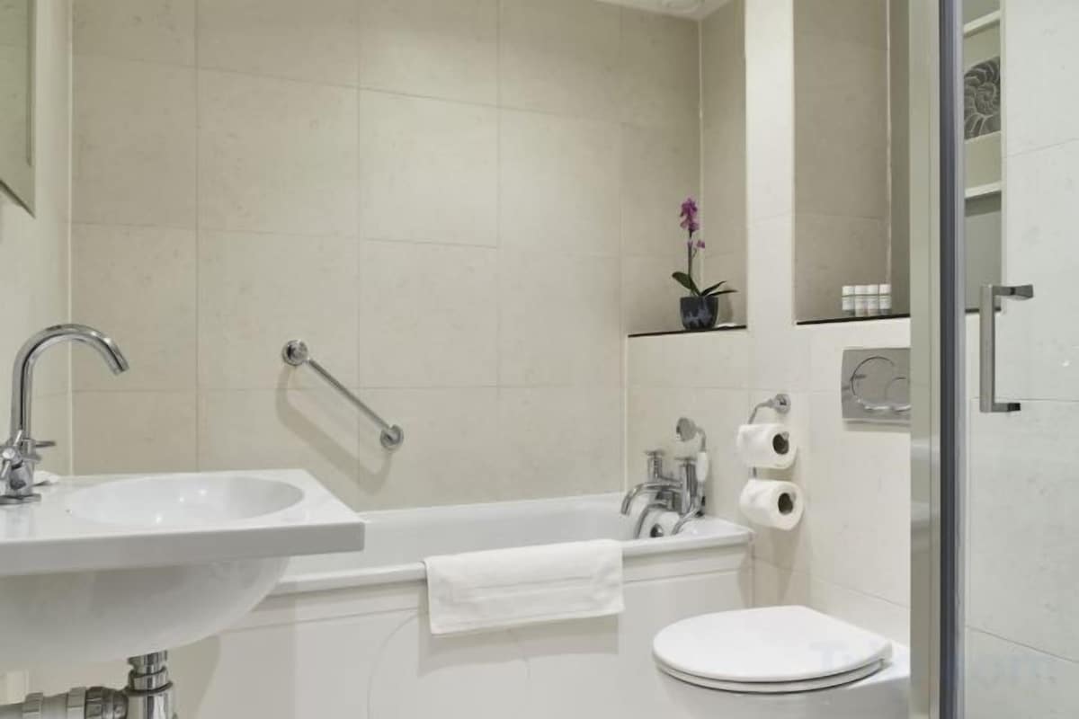 Produtos de toalete grátis, secador de cabelo, toalhas de banho