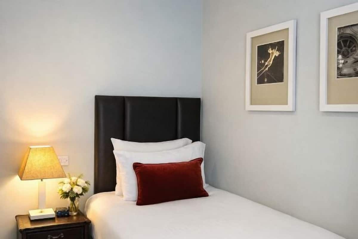 Minibar, in-room safe, iron/ironing board, free WiFi