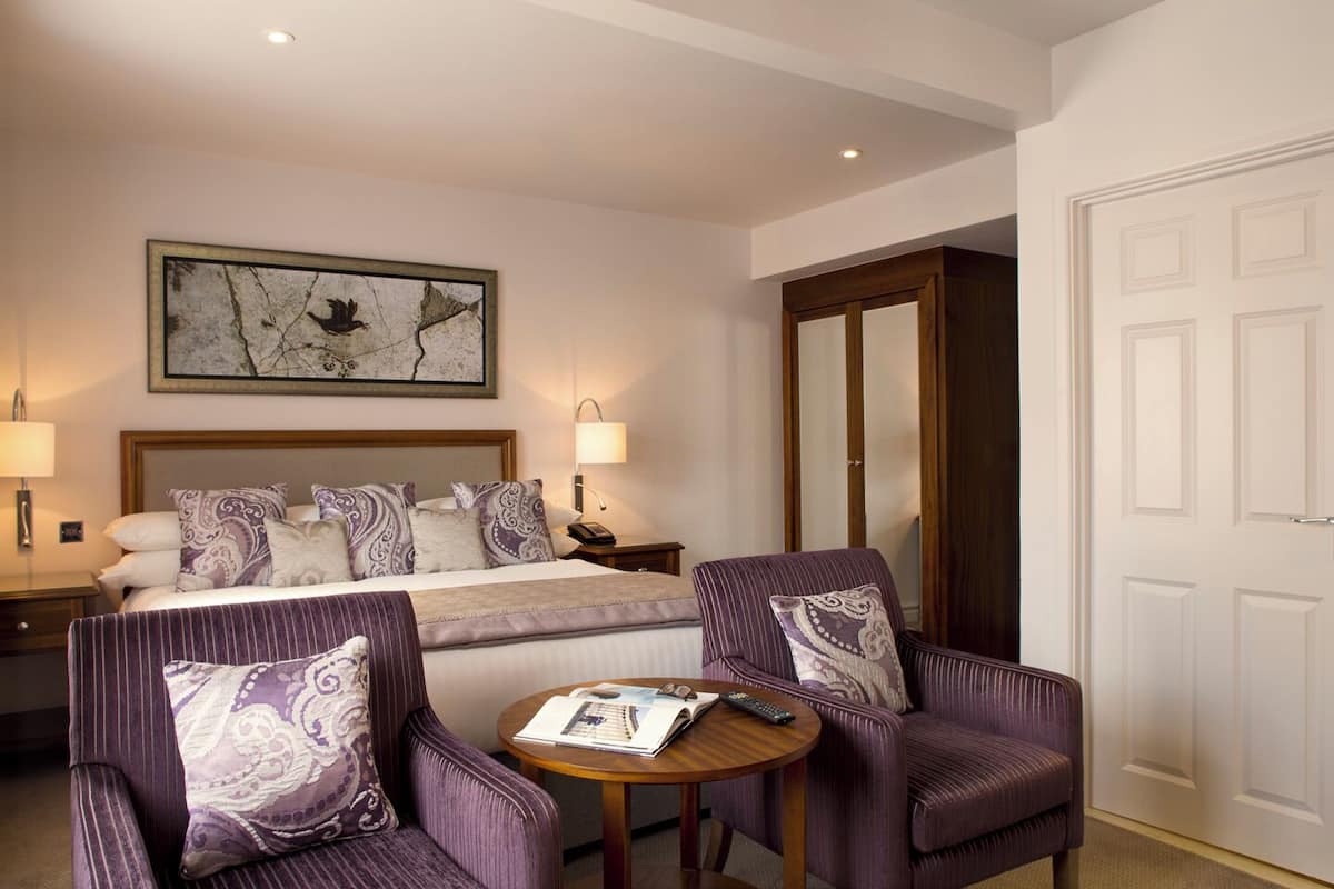 Executive King Bedded room in Bailbrook Court | 客房内保险箱、办公桌、遮光窗帘、熨斗/熨衣板