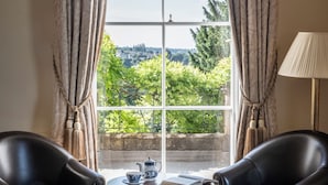 Serves lunch and dinner - Bailbrook House (Bath)