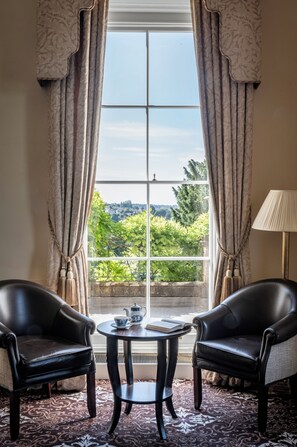 Serves lunch and dinner - Bailbrook House (Bath)