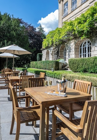 2 restaurantes, se sirve desayuno . Bailbrook House