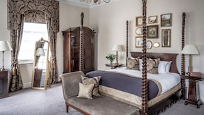 Feature King Bedded Room in Historic Mansion House | In-room safe, desk, blackout drapes, iron/ironing board - Bailbrook House (Bath)