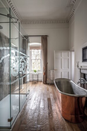 Feature King Bedded Room in Historic Mansion House | Bathroom | Designer toiletries, hair dryer, bathrobes, slippers - Bailbrook House (Bath)