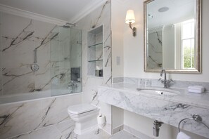 Deluxe King bedded room in historic Mansion House | Bathroom