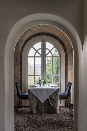 2 restaurants; breakfast, lunch and dinner served  - Bailbrook House (Bath)