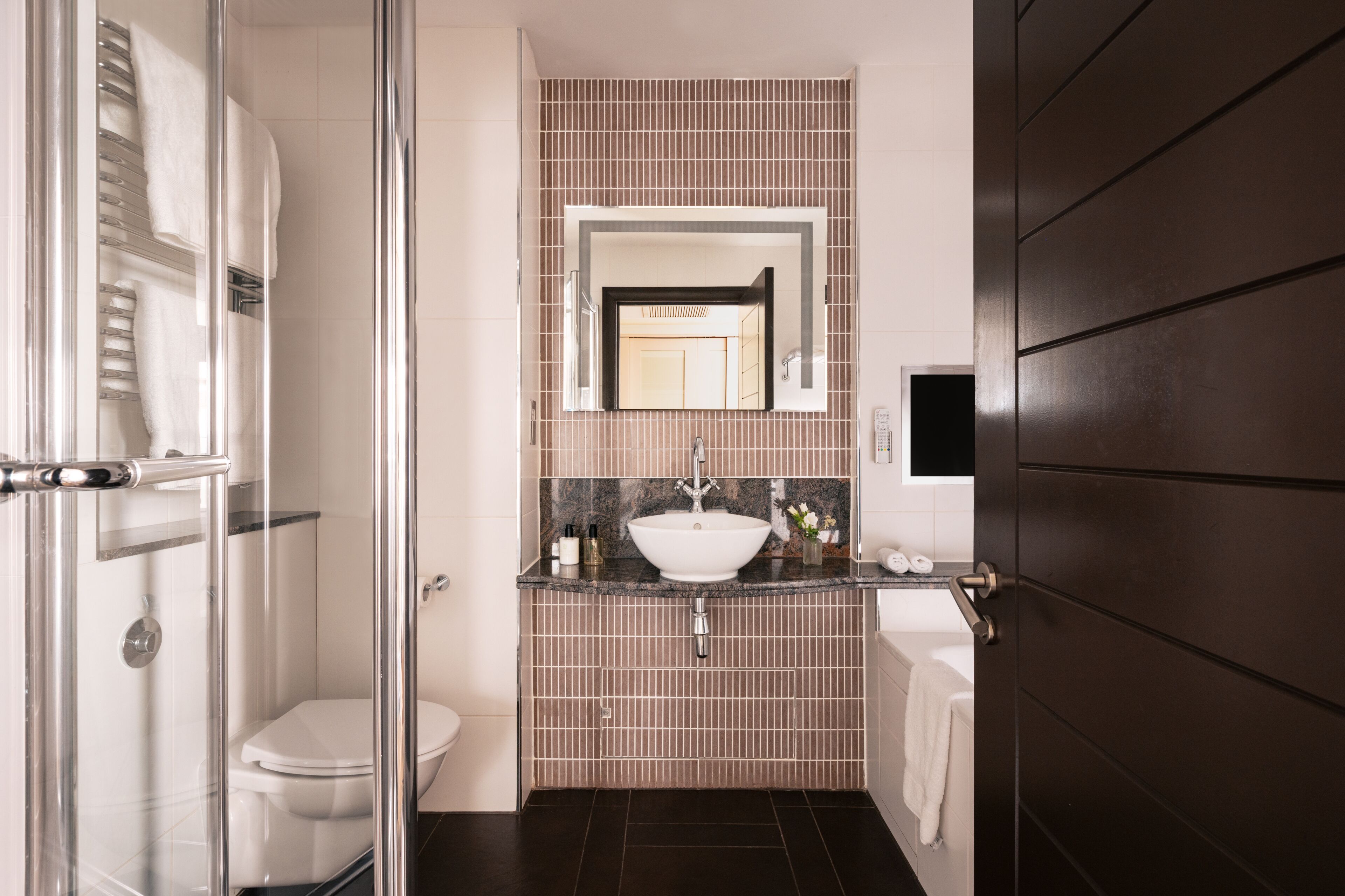 Duschwanne, Designer-Toilettenartikel, Haartrockner, Bademäntel