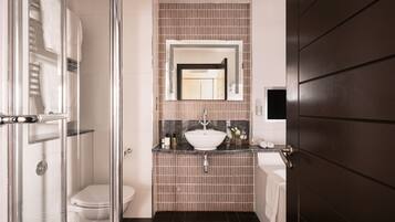 Duschwanne, Designer-Toilettenartikel, Haartrockner, Bademäntel