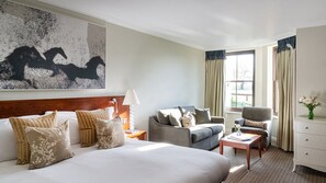 أغطية فراش متميزة وميني بار وخزنة داخل الغرفة ومكتب