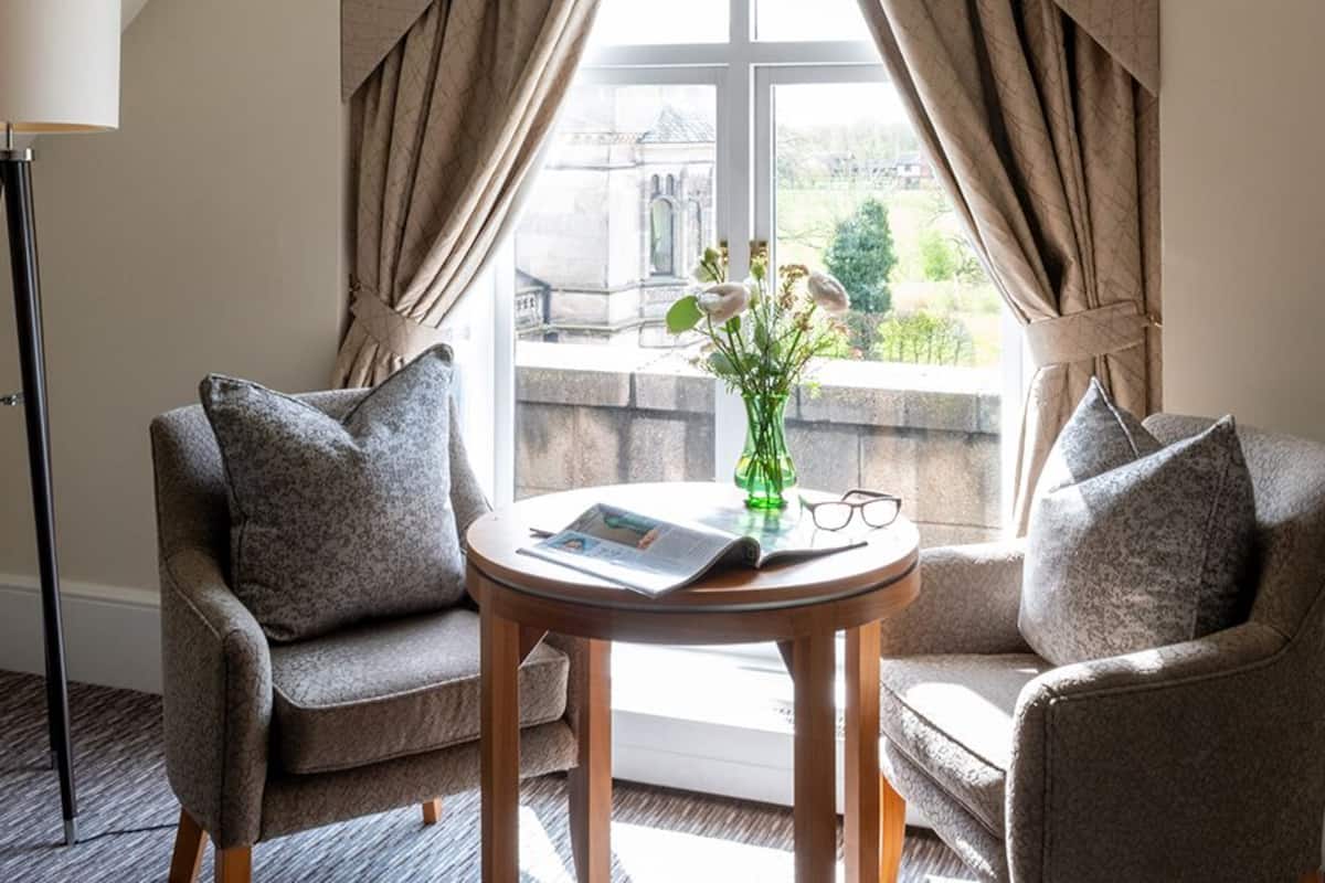 junior suite, 1 king bed | 1 bedroom, premium bedding, minibar, in-room safe