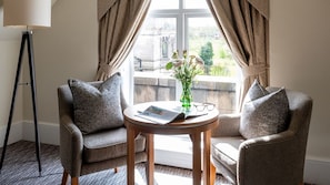Junior-Suite, 1 King-Bett | Hochwertige Bettwaren, Minibar, Zimmersafe, Schreibtisch