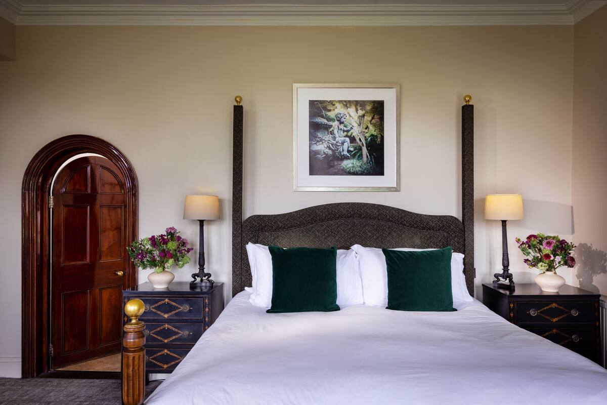 Feature Room | أغطية فراش متميزة وميني بار وخزنة داخل الغرفة ومكتب