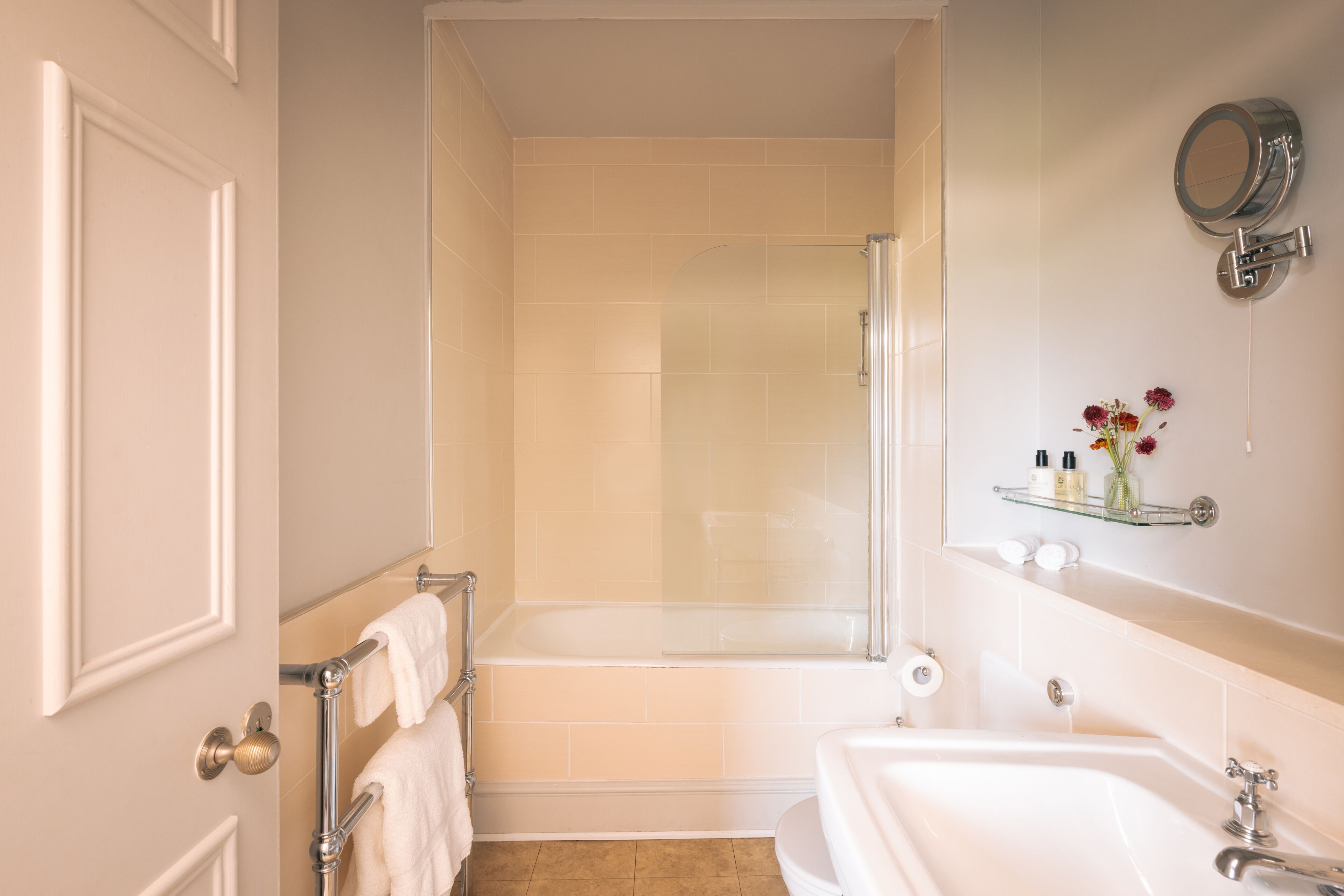 Classic Double with Feature | Bad | Kombinert dusj/badekar, designertoalettartikler, hårføner og badekåper