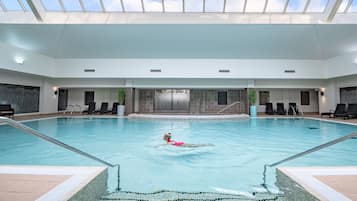 Indoor pool, sun loungers
